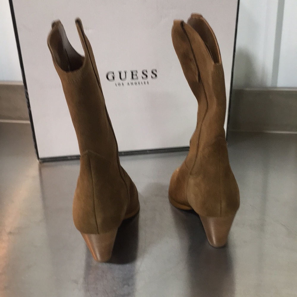 New WB Woman’s GUESS Women’s Tan Suede Western Booties - Picture 4 of 6